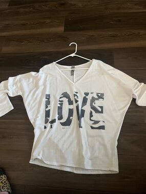 Go Couture White V-Neck Pullover Top